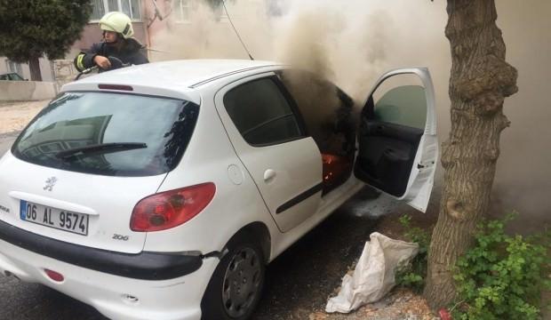 Seyir halindeki otomobil alev topuna döndü