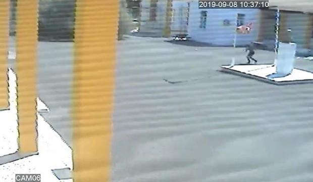 Türk bayrağını indiren şahıs her yerde aranıyor!