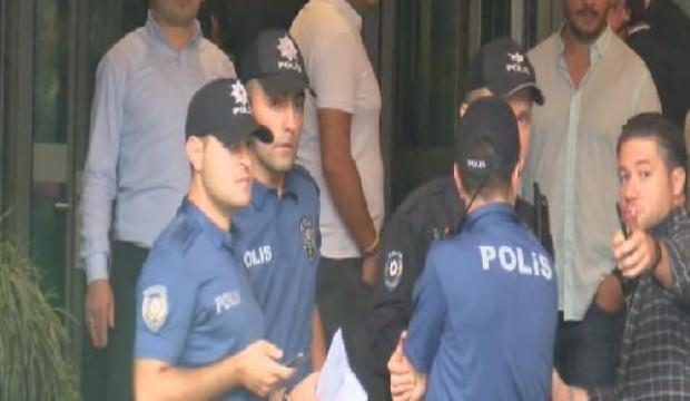 AVM'de güvenlik görevlilerine bıçaklı saldırı