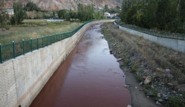 Çay kızıl renge büründü! Şaşkınlık yaşadılar