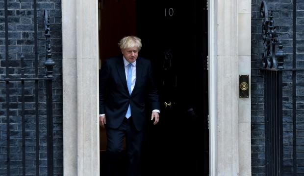 Peçe takan kadınları 'posta kutusuna' benzeten Johnson özür diledi