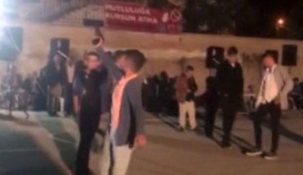 Mutluluğa kurşun attılar! Tepki çeken görüntü...