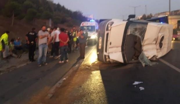 TEM Otoyolu'nda servis minibüsü devrildi: Yaralılar var