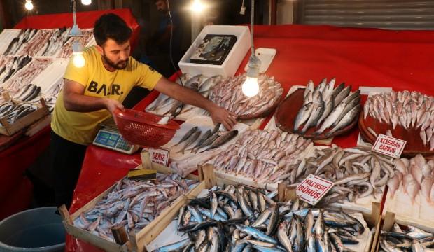 Tezgahlar balıkla doldu taştı, fiyatlar yarı yarıya düştü