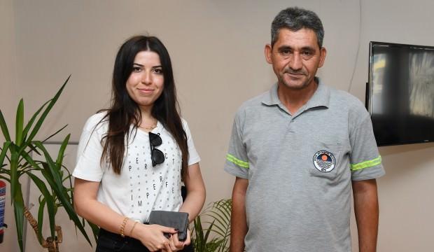 Yolları süpürürken bulduğu cüzdanı sahibine ulaştırdı