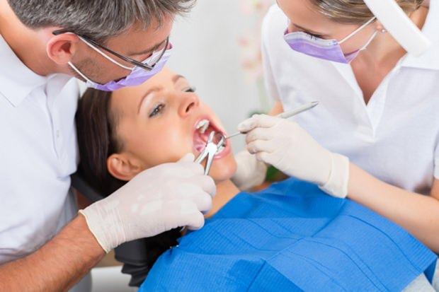 Diş apsesi neden olur? Belirtileri nelerdir & kaç günde geçer? Diş apsesine doğal çözümler...