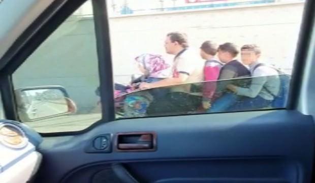 Akılalmaz görüntü! Çocuklarını okula böyle götürdü