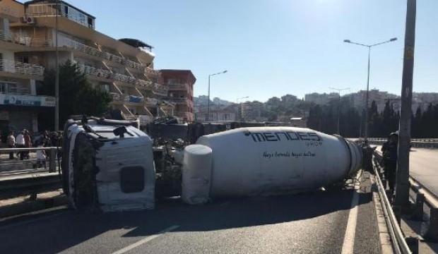 Beton mikseri viyadükte devrildi