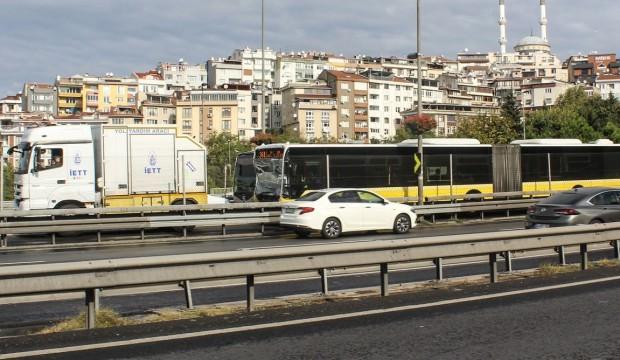 Metrobüs kaza yaptı! Yaralılar var