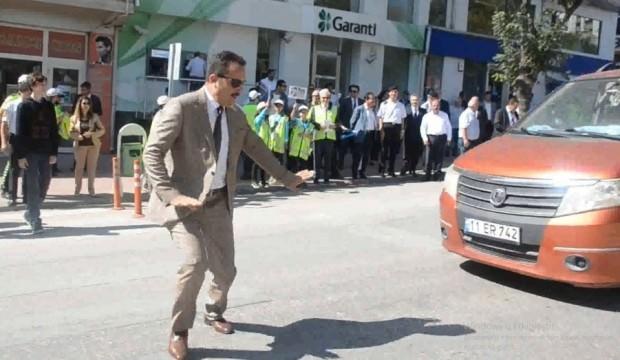 Valiye az kalsın araba çarpıyordu!
