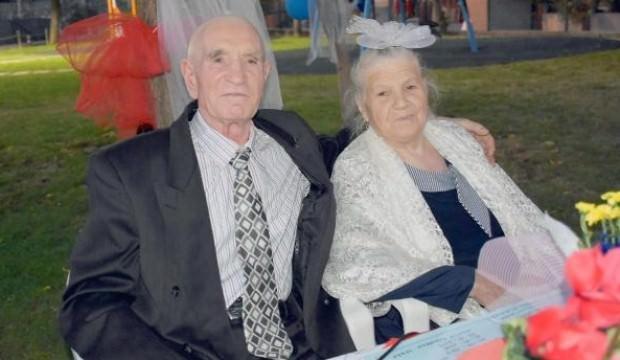 60 yıllık evli çifte kızlarından sürpriz temsili nikah