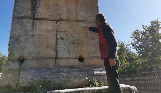 Pes dedirten olay! 2 bin yıllık tarihi esere bunu yaptılar
