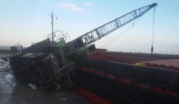 Bartın Limanı'nda vinç devrildi