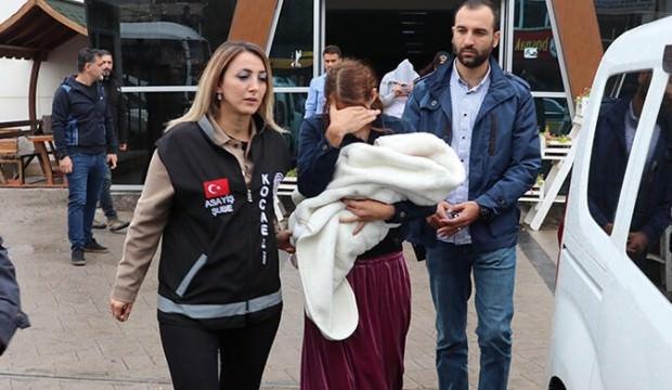 Kucağındaki bebeğinden de utanmadı...