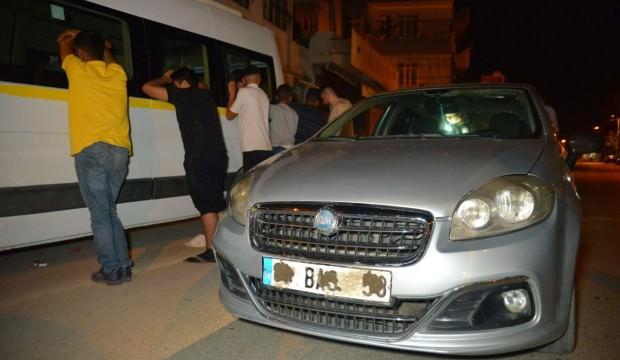 Plakası çamurlu otomobilde yüzleri maskeli!