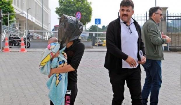 Kucağında bebeğiyle böyle poz verdi
