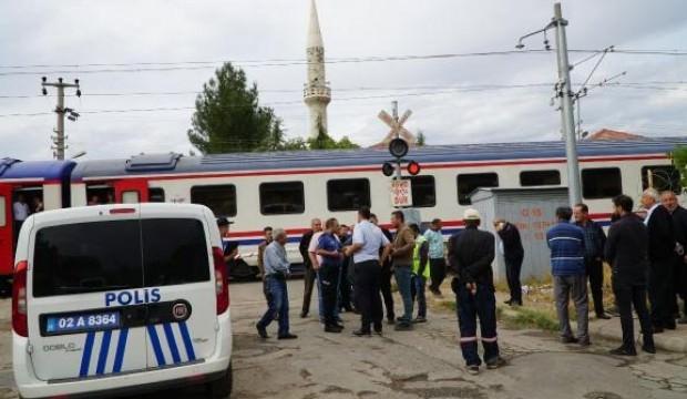 Tren yolundan geçmeye çalışan kadının feci ölümü