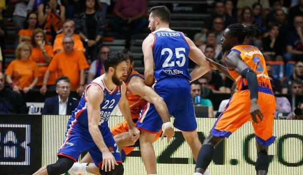 Anadolu Efes İspanya'da coştu!