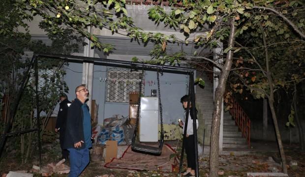 Halı silkeleyen karı koca dehşeti yaşadı