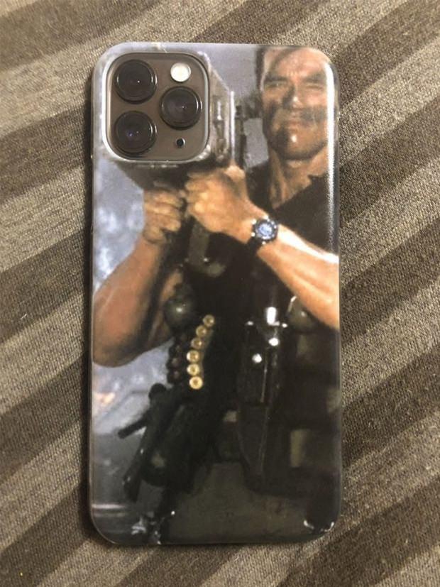 Arnold Schwarzenegger'in telefon kılıfı