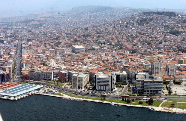 İzmir, çok sayıda aktif fayın bulunduğu deprem kuşağında yer alıyor.