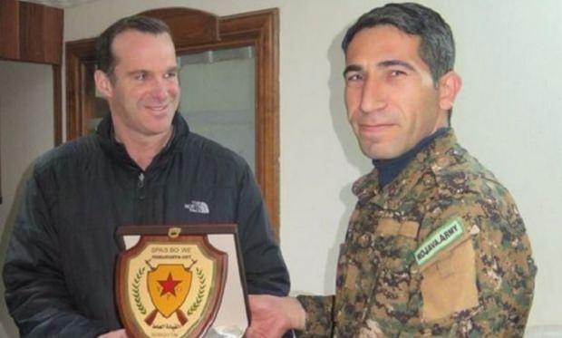 McGurk, YPG'li teröristten plaket alırken