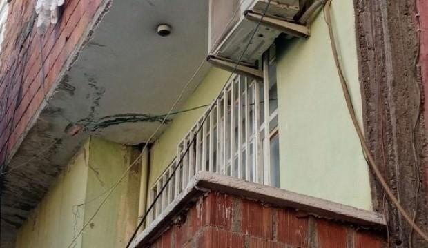 Babasını uykusunda bıçaklayıp, parçalara ayırdı