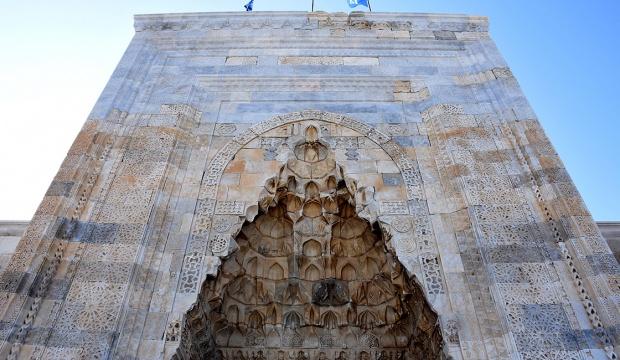 Kale gibi kervansaray: Sultanhanı