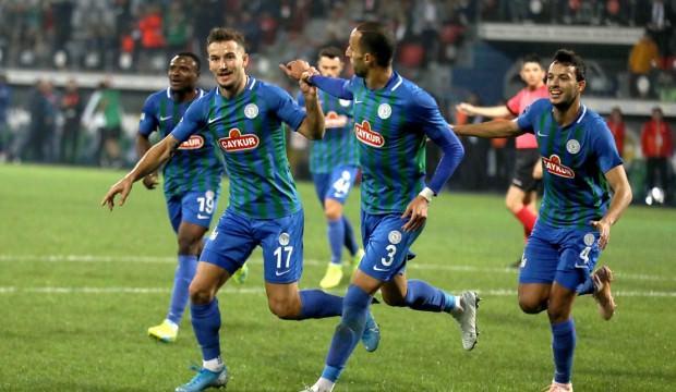 10 kişi oynayan Rizespor, Antalya'yı devirdi!