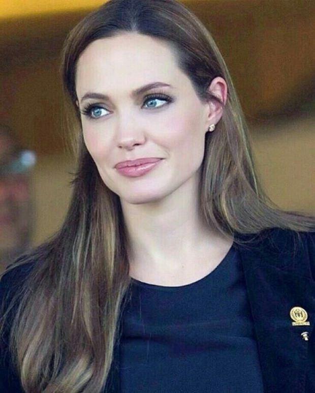 Angelina Jolie sosyal izolasyon sürecinde aile içi şiddet uyarısında bulundu!