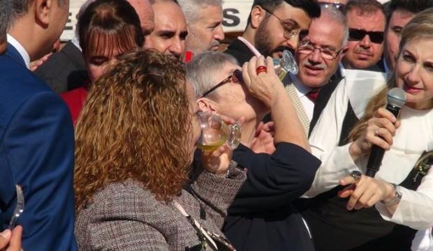 Bardak bardak zeytinyağı içti: Kanseri önlüyor