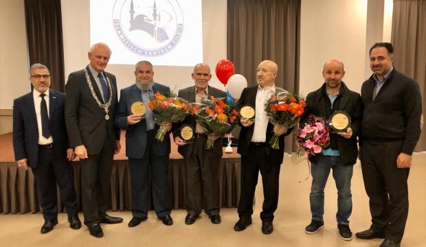 Hollanda'da 4 Türk'e kraliyet nişanı verildi