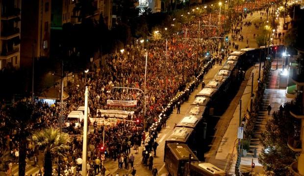 ABD’nin Atina Büyükelçiliğine yürüdüler