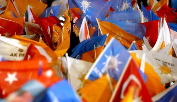 AK Parti'de iki isim daha görevini bıraktı!