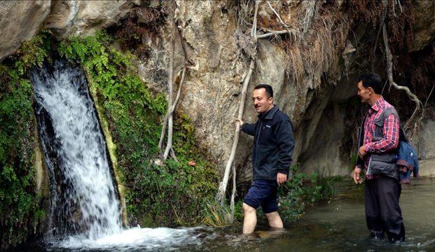 Bilecik'te kayaların içinden çıkan sıcak su kaynağı ilgi görüyor