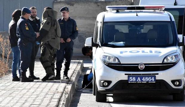 Jandarma komutanlığı yakınındaki şüpheli çanta, fünyeyle patlatıldı