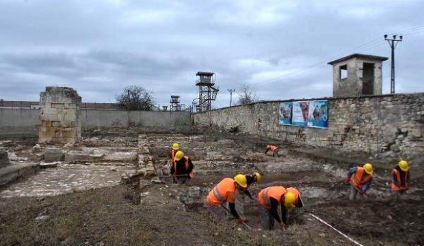 Osmanlı camisinin toprak altındaki kalıntılarını mahkumlar gün yüzüne çıkarıyor