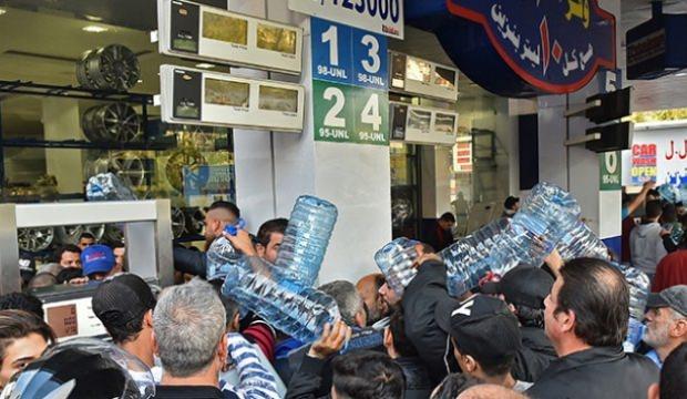 Lübnan'da akaryakıt istasyonlarında izdiham!