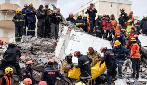 Deprem sorası ilk cuma namazında Arnavutluk'ta dua edildi