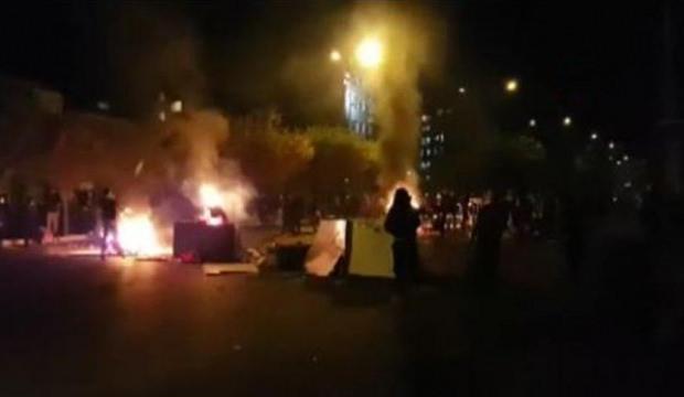 Irak'ın Zikar kentinde valilik binası ateşe verildi