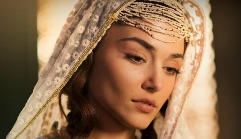 mevlana_konulu_mest_i_ask_filmi_oyuncularindan_hande_ercelden_carpici_kareler_1575197154_821.jpg