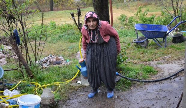 Tam 30 yıldır evine su taşıyor