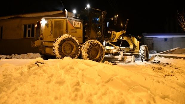 Ekipler, kar nedeniyle kapanan yolların açılması için gece gündüz çalışıyor.