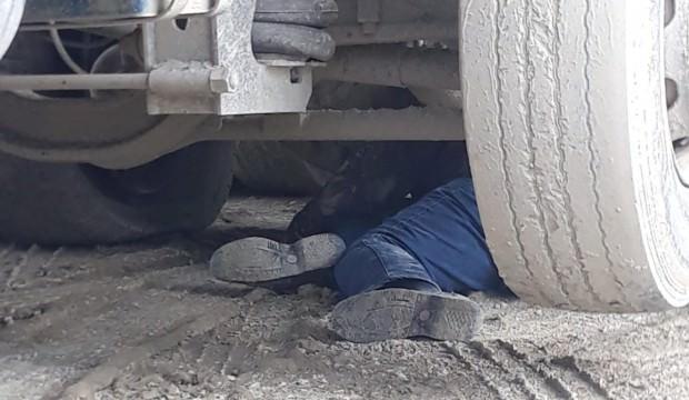 Kamyonun tekerini değiştirmek isteyen işçinin feci ölümü