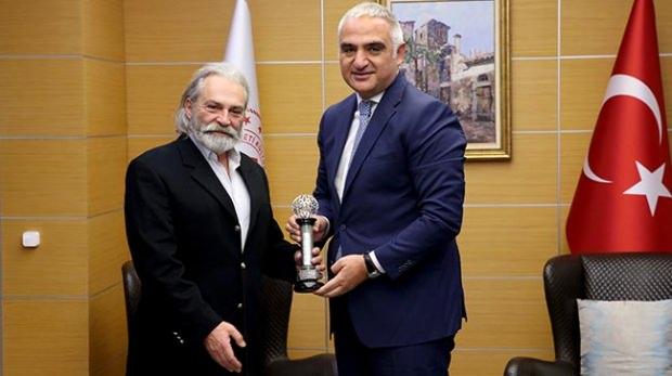 Kültür ve Turizm Bakanı Mehmet Nuri Ersoy ve sanatçı Haluk Bilginer