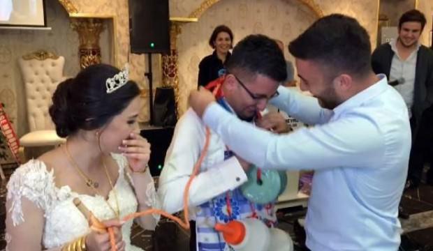 Damada takı yerine öyle bir şey taktılar ki!