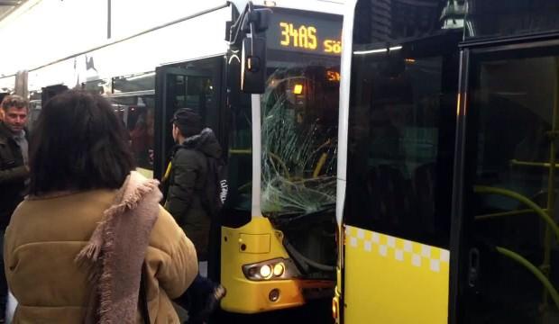 iki metrobüs birbirine girdi!