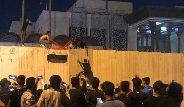 Irak'ta göstericiler Kerbela İl Meclis binasına girmeye çalıştı