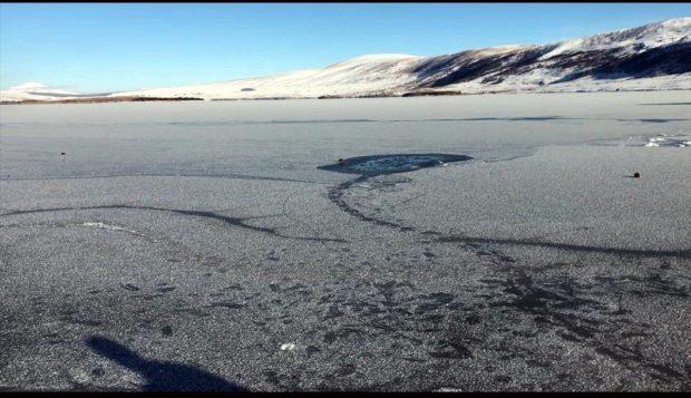 Ardahan'da bulunan Aktaş Gölü kısmen buz tuttu.