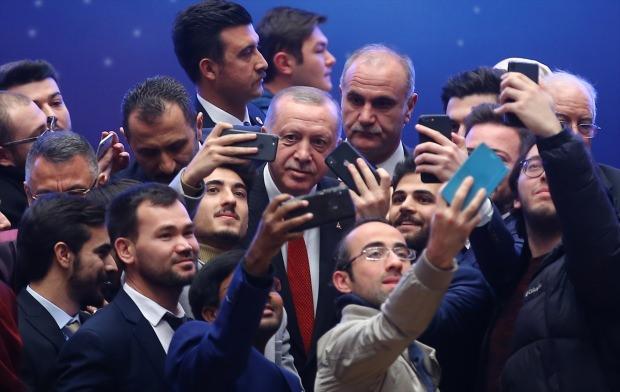 Cumhurbaşkanı Erdoğan, programdan sonra gençlerle hatıra fotoğrafı çektirdi.